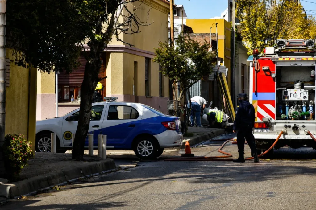 Evacuaron el edificio de la UADER tras la rotura de un caño maestro de gas en una obra cercana