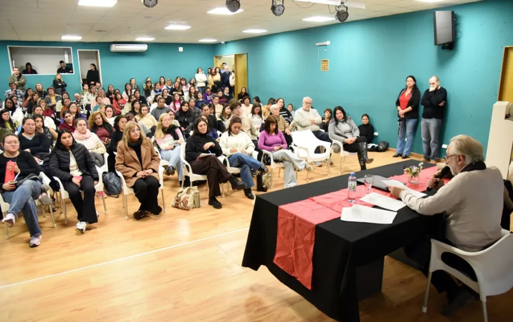 Concepción prendel Uruguay recibió al Dr. Fernando Avendaño en una jornada de formación docente
