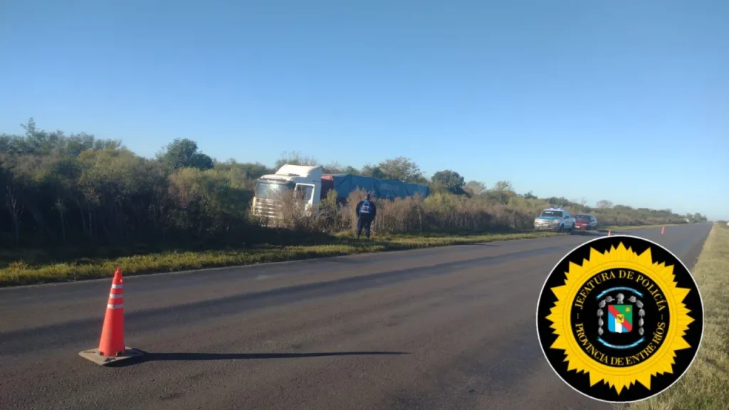 Camión despistó en Ruta 6 en Rosario del Tala