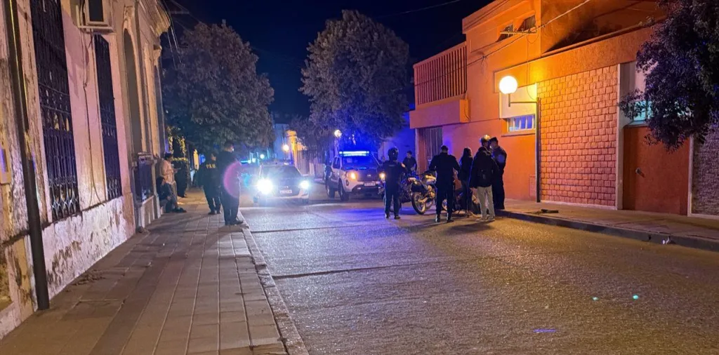 Intentó evadir un control, chocó a una policía y fue detenida tras una persecución en Victoria