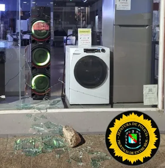 Dos menores fueron demorados tras romper la vidriera de un local céntrico