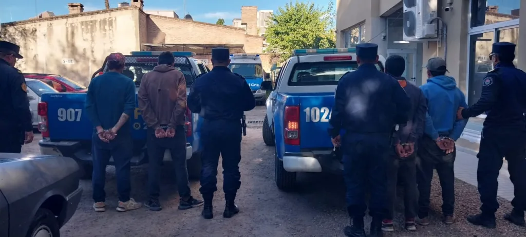 Cayó la banda de los “roba bombachas”: los atraparon con una mochila llena de ropa femenina