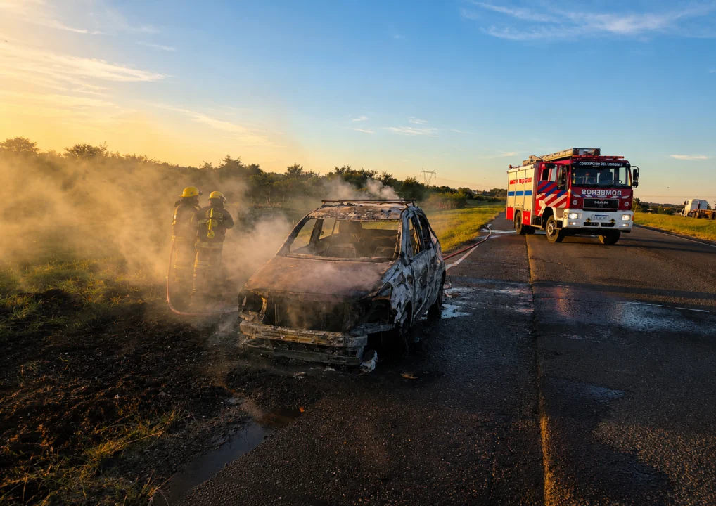 Concepción del Uruguay: Un automóvil se incendió por completo sobre la Autovía Artigas