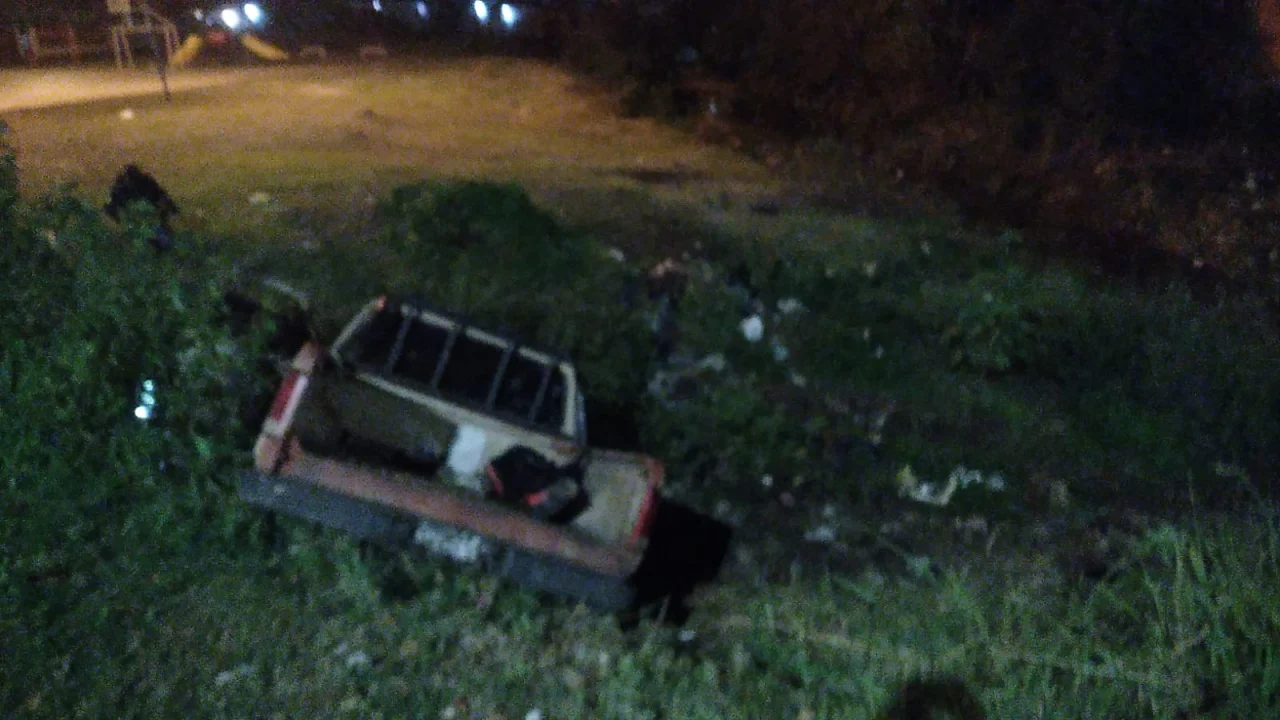 Concordia: Una camioneta cayó al Arroyo Manzores tras chocar contra el puente