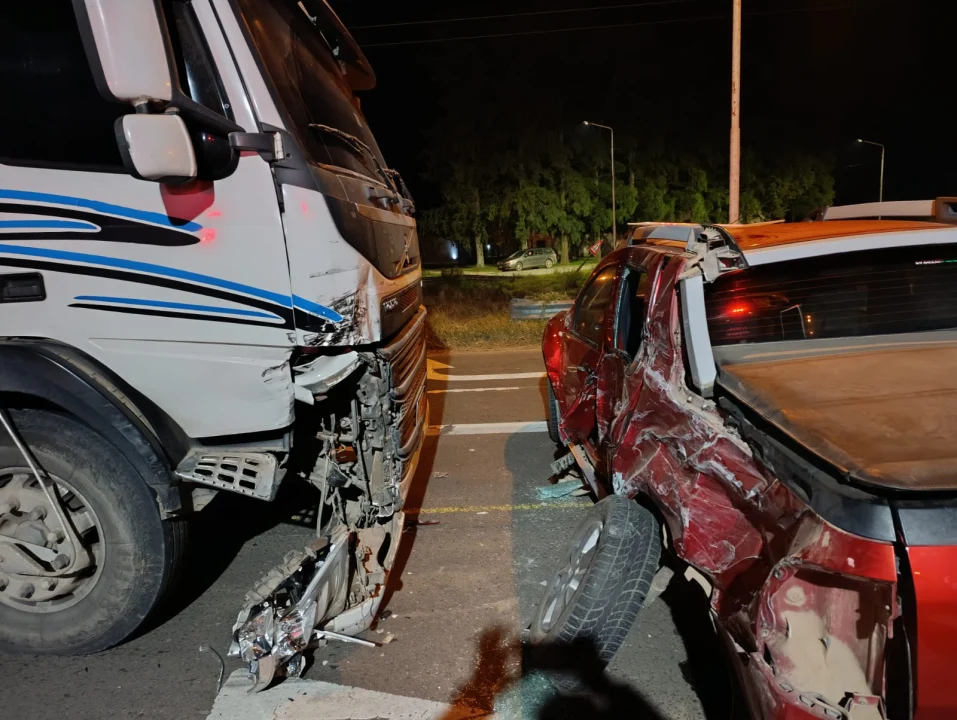 Violento choque entre un camión y una camioneta sobre Ruta Provincial 16