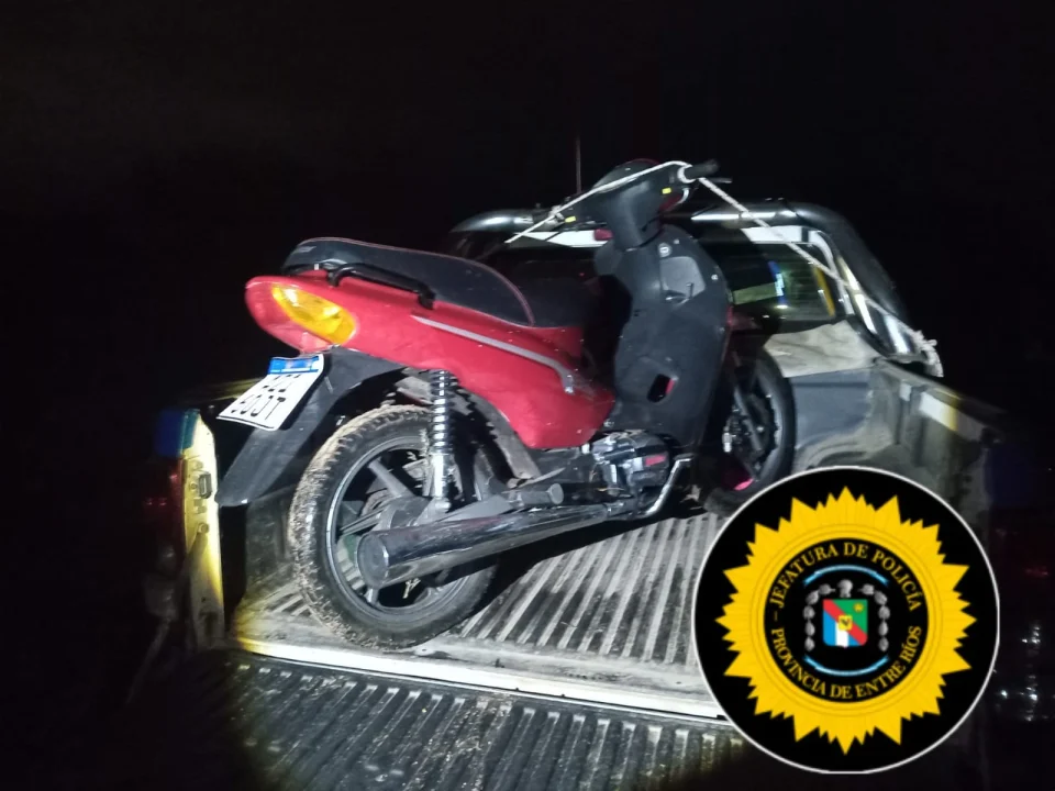 Recuperaron una moto oculta entre pastizales tras un operativo policial