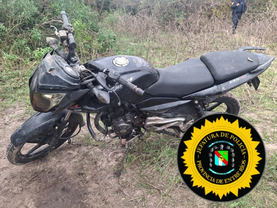 Hallaron en un arroyo una moto robada en 2025 y con pedido de secuestro vigente