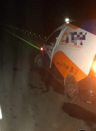 Una ambulancia chocó contra tambores de señalización en Ruta 18