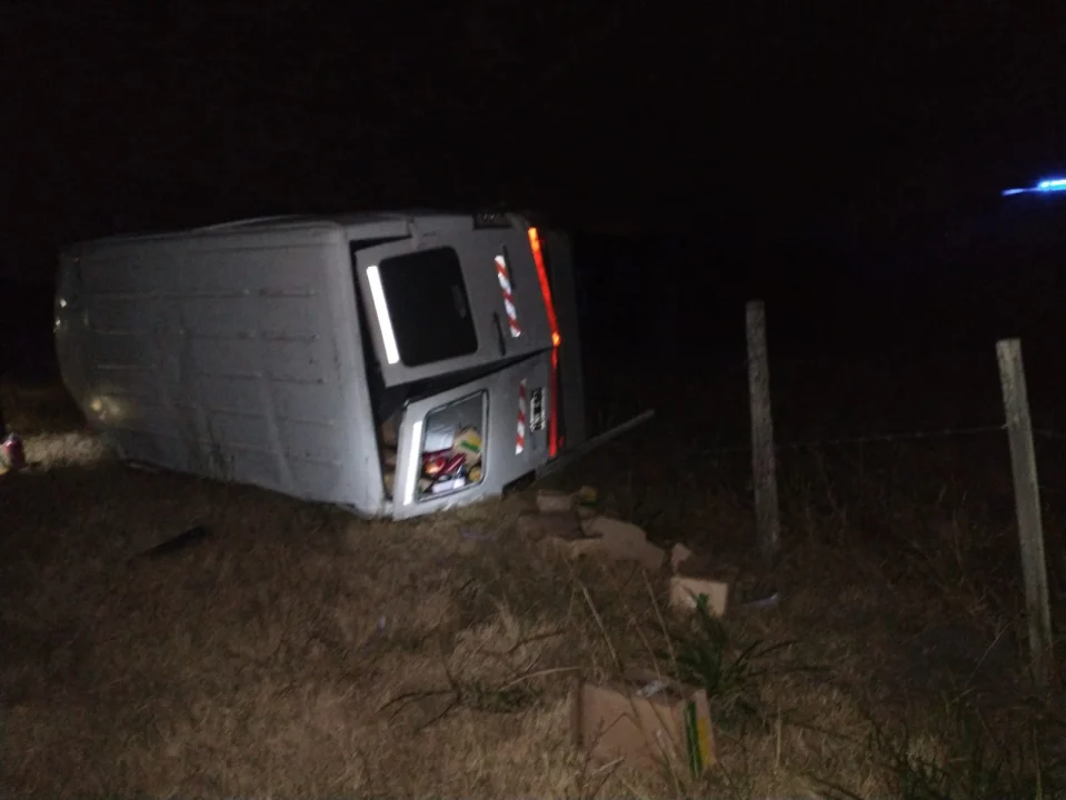 Terminó dentro de un campo tras volcar con una utilitaria en Ruta 18