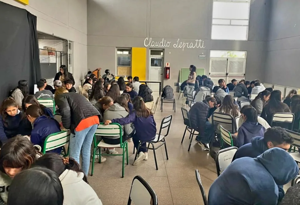Difunden los derechos de los adolescentes en las escuelas