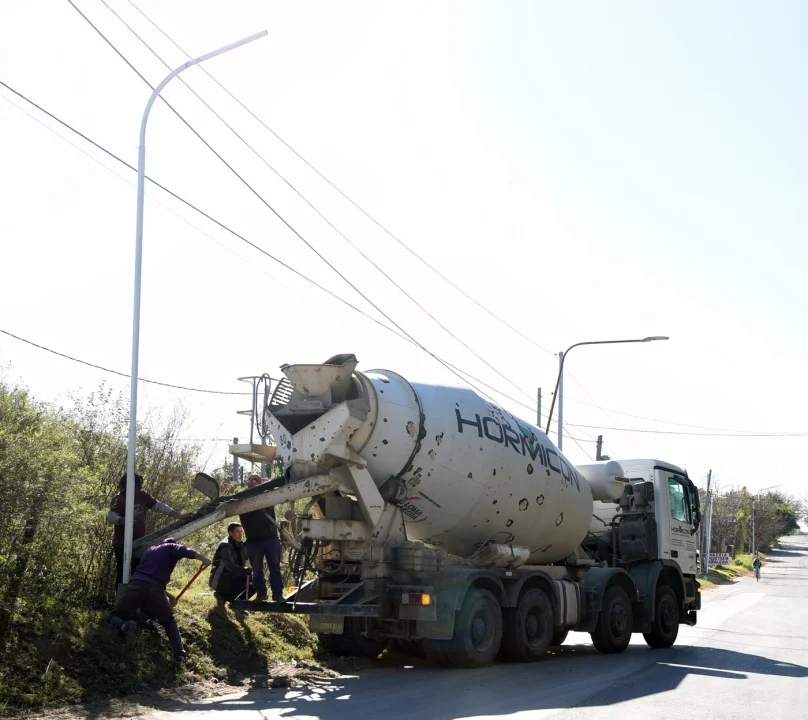 Se colocaron 125 nuevas columnas de alumbrado para B° San Isidro y ahora se avanza en B° San Vicente