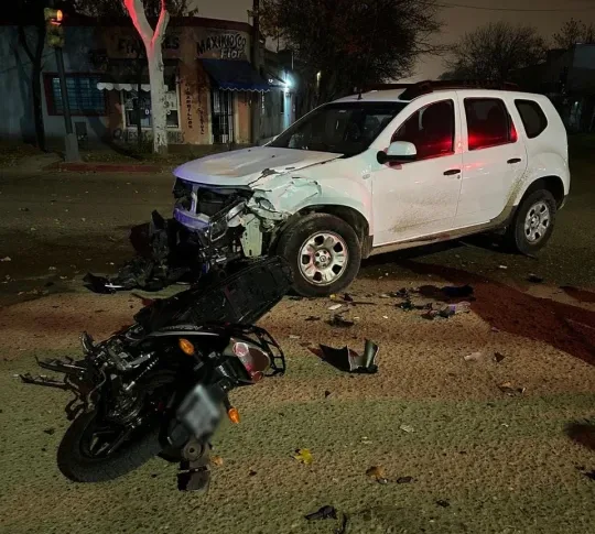 Dos jóvenes sufrieron lesiones graves tras un choque entre una moto y una camioneta