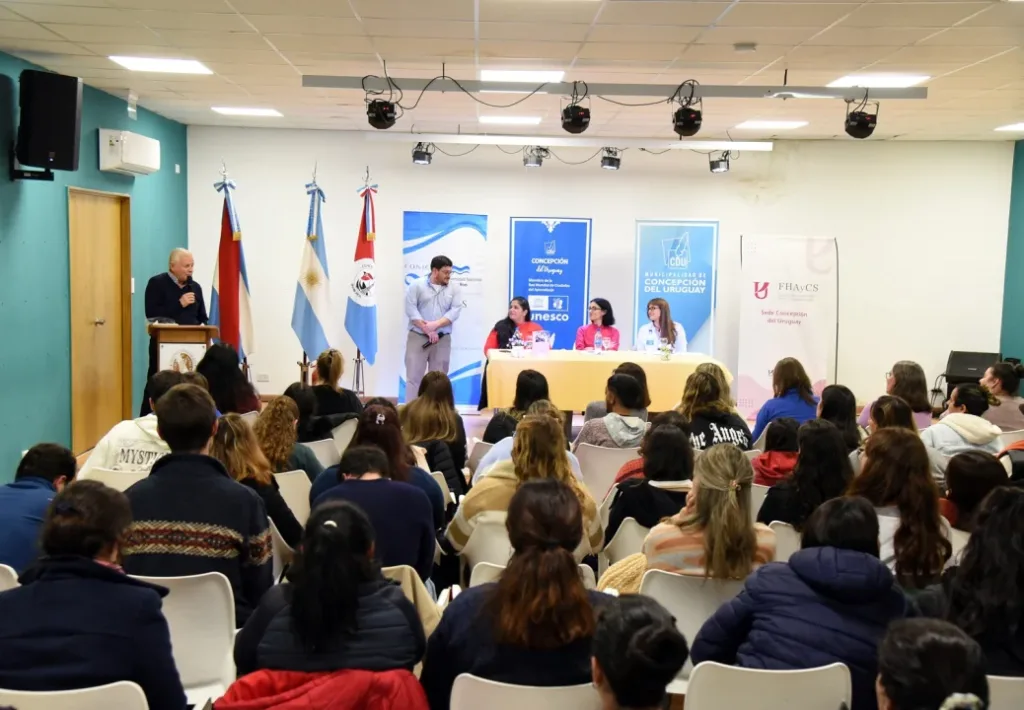 Se presentó el libro “¿Deben estudiar las mujeres?” en el Auditorio Illia
