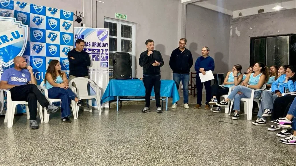 Aporte municipal para iluminar la cancha de Hockey de Regatas donde se disputa el Torneo Regional del NEA