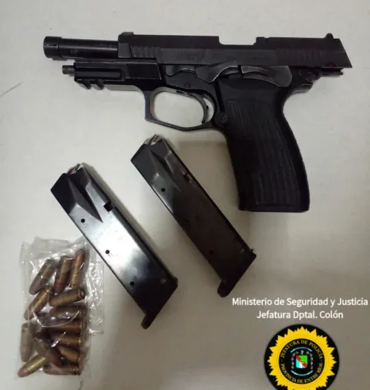 Policiales: Colón – Secuestran armas en una causa por violencia de género y avanzan allanamientos por daños en Tribunales