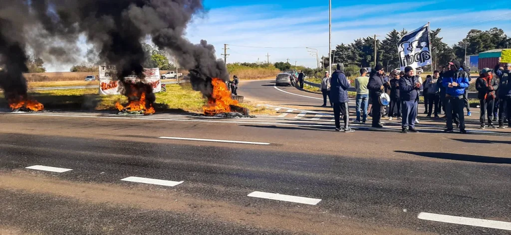 Sin sueldos y sin respuestas: trabajadores de Granja Tres Arroyos volvieron a la Ruta 14