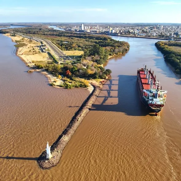 Nuevo buque ultramarino ingresó al puerto de Concepción del Uruguay para exportar madera a la India