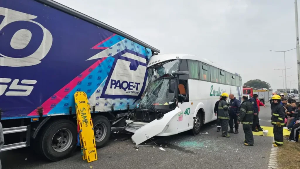 Ruta 9: Un micro de Concordia y un camión de Gualeguaychú protagonizaron un choque en Buenos Aires