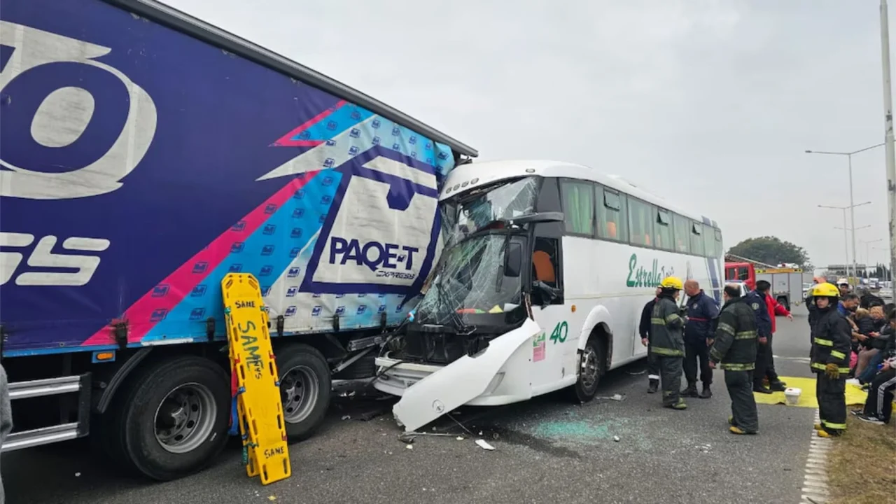 Ruta 9: Un micro de Concordia y un camión de Gualeguaychú protagonizaron un choque en Buenos Aires