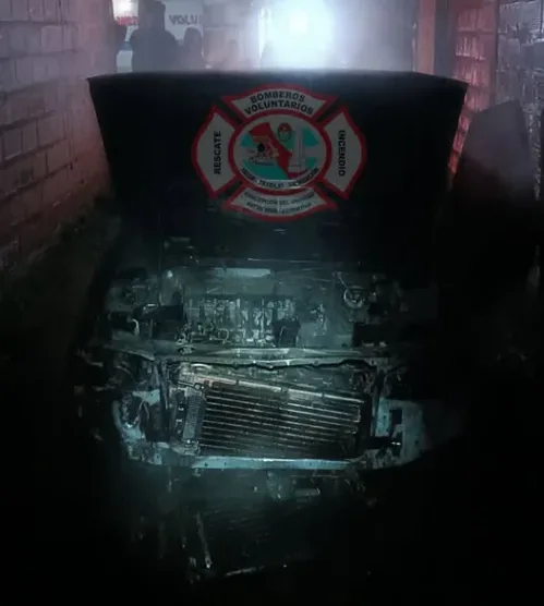 Un auto se incendió dentro de un garaje y evitaron que el fuego alcanzara la vivienda