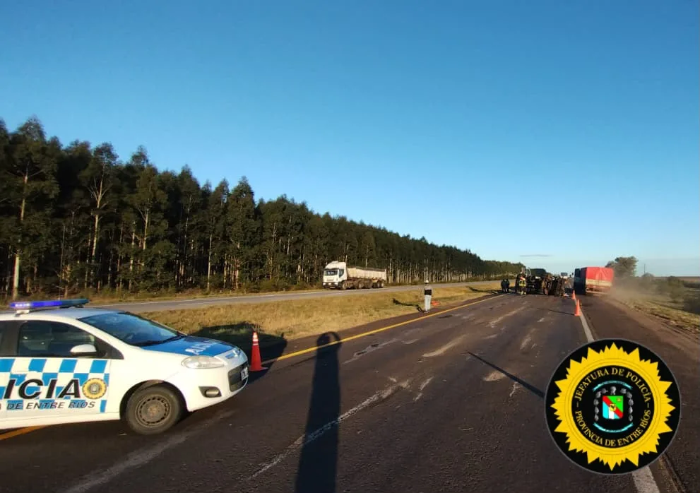 Un camión volcó en la Autovía Artigas a la altura de Liebig y el conductor salió ileso