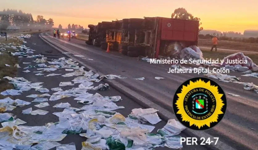 Un camionero misionero resultó herido tras volcar en la Autovía 14 a la altura de Ubajay