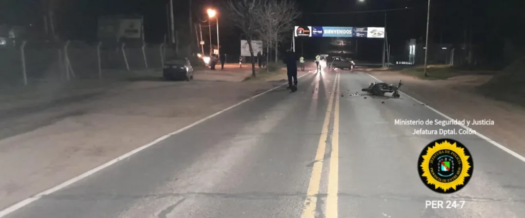 Un motociclista sufrió graves fracturas tras chocar con un auto en el acceso por la ex Ruta 26