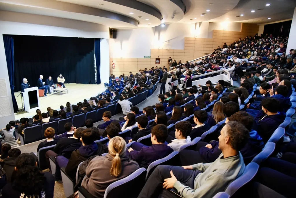 Estudiantes colmaron el auditorio en la charla de Cayetano sobre apuestas digitales