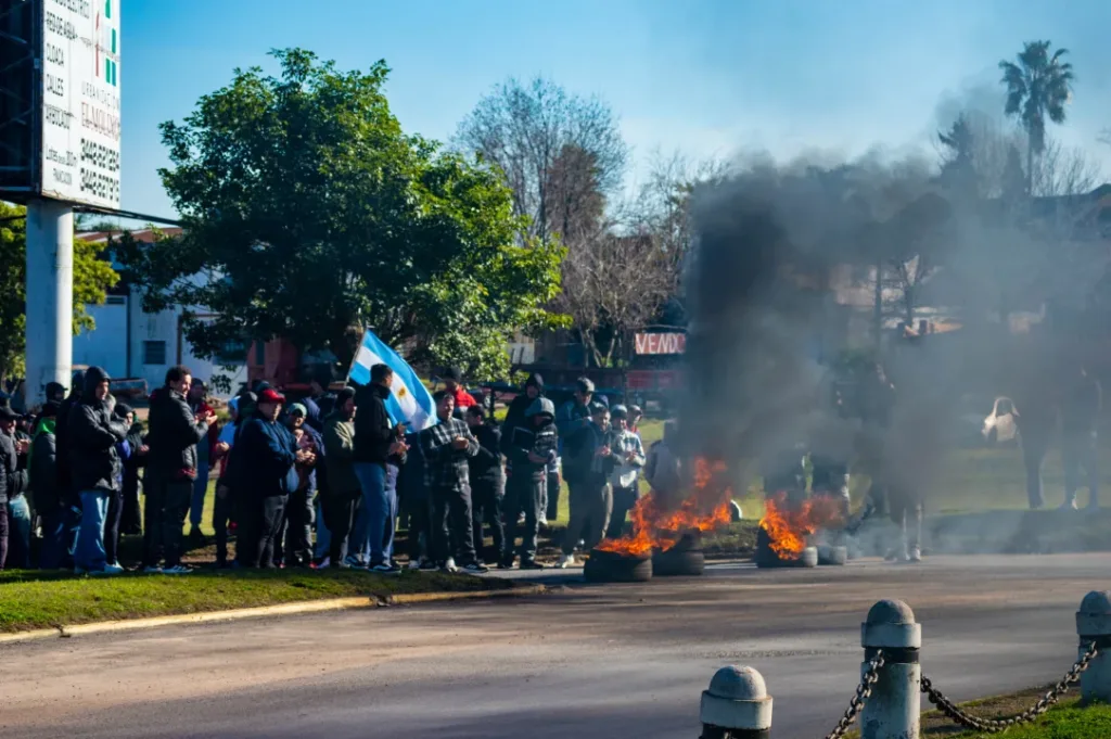 Trabajadores de Tres Arroyos profundizan las protestas y convocan a una nueva movilización para este miércoles