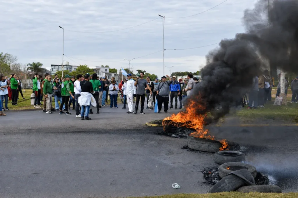 Crece la preocupación entre trabajadores de Tres Arroyos: realizaron una protesta en el acceso a la ciudad