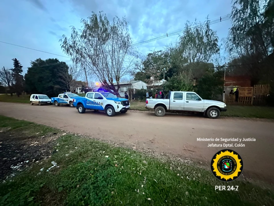 Allanaron dos viviendas por el robo de celulares y trasladaron a seis personas en Colón