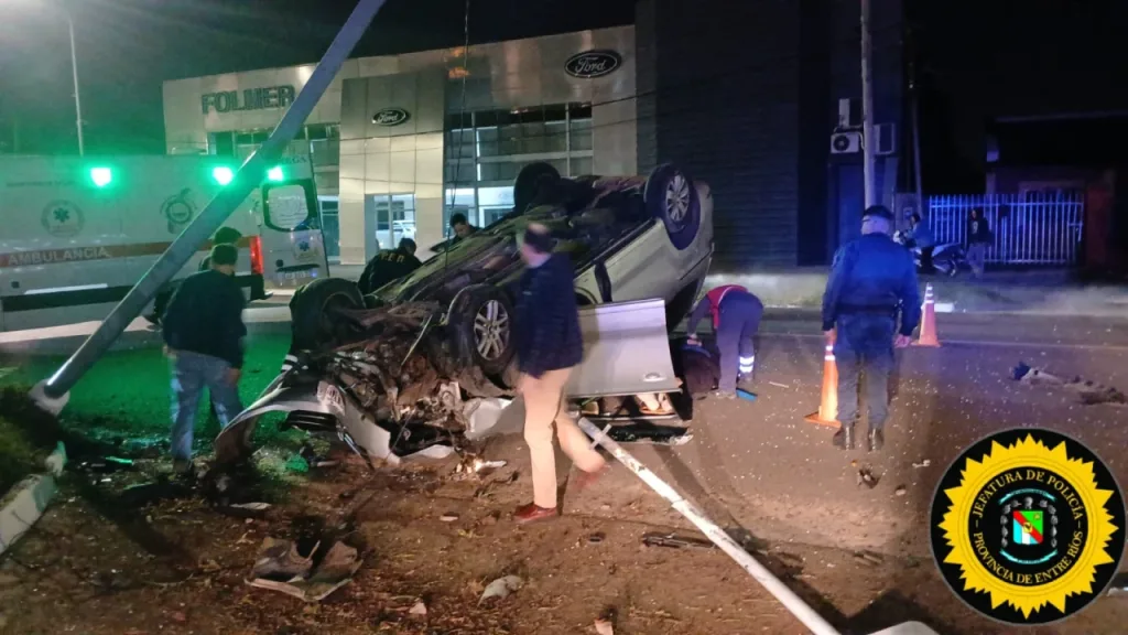 Camioneta chocó contra una columna y volcó en Concordia: dos personas fueron hospitalizadas