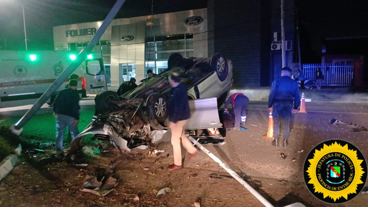 Camioneta chocó contra una columna y volcó en Concordia: dos personas fueron hospitalizadas