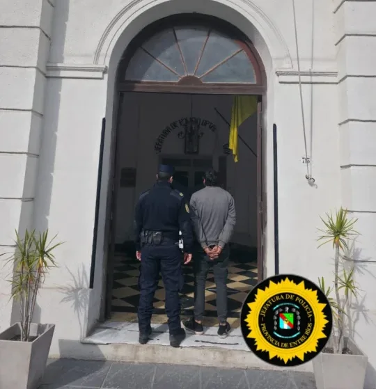Descubrieron a un delincuente oculto dentro de un ropero y frustraron un robo en una vivienda