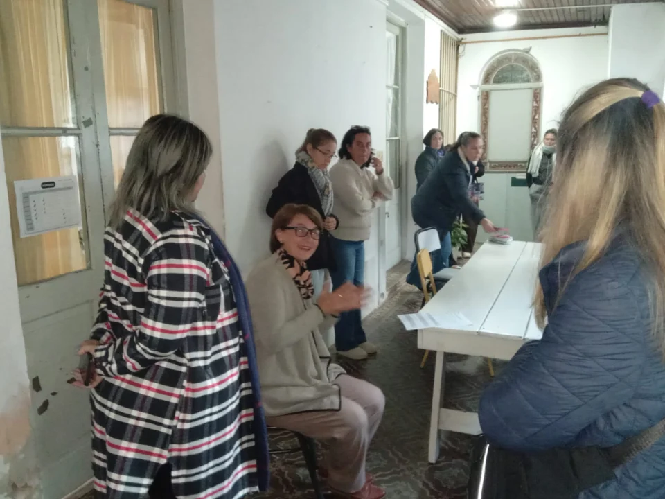 Padres de la Escuela N° 92 reclamaron respuestas por el transporte de alumnos y la demora en las obras