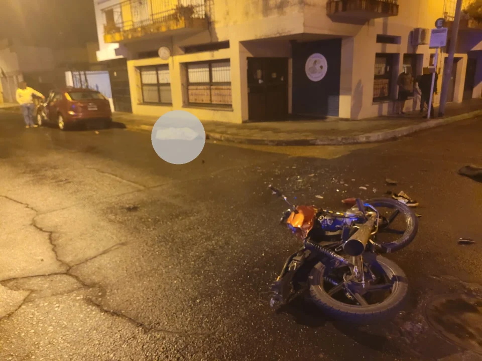 Concordia: Un joven murió y una mujer resultó herida tras un choque entre un auto y una moto