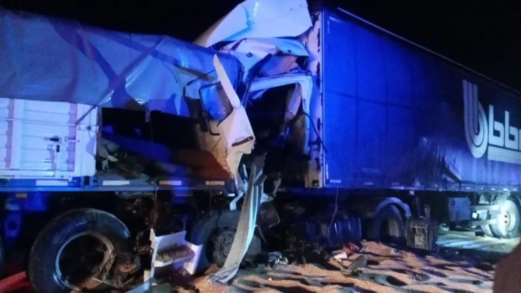 Tras horas de trabajo, rescataron a un camionero atrapado en la cabina luego de un choque en la Ruta 12