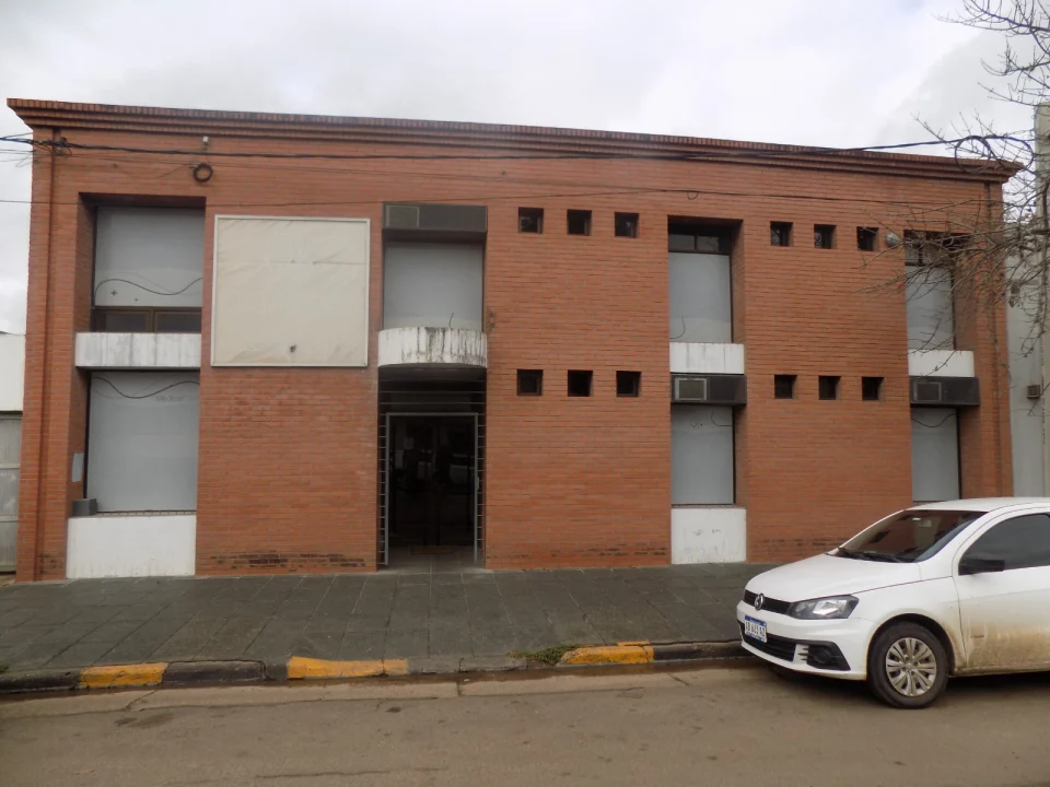 Allanaron una clínica privada por presunta venta ilegal de medicamentos y secuestraron documentación y fármacos