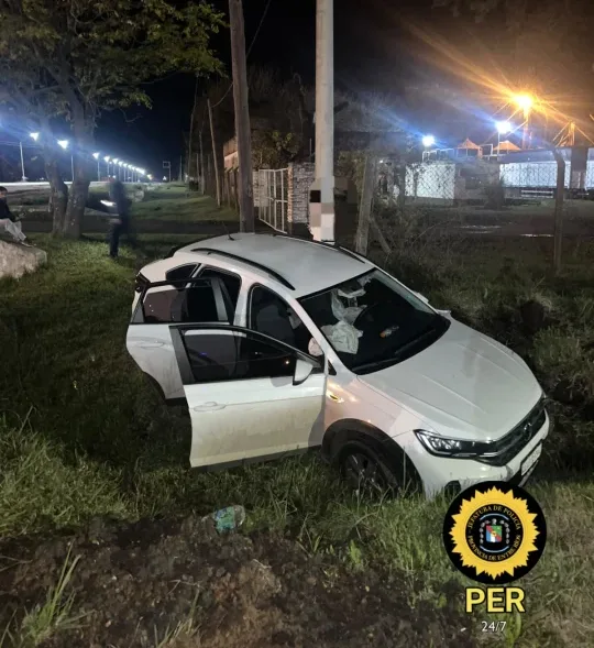 Un adolescente perdió el control de una camioneta y terminó dentro de una cuneta