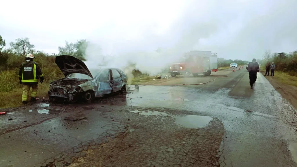 Un auto se incendió por completo tras impactar contra un bache cerca de Ibicuy