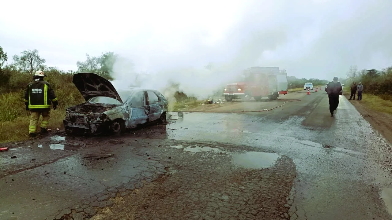 Un auto se incendió por completo tras impactar contra un bache cerca de Ibicuy