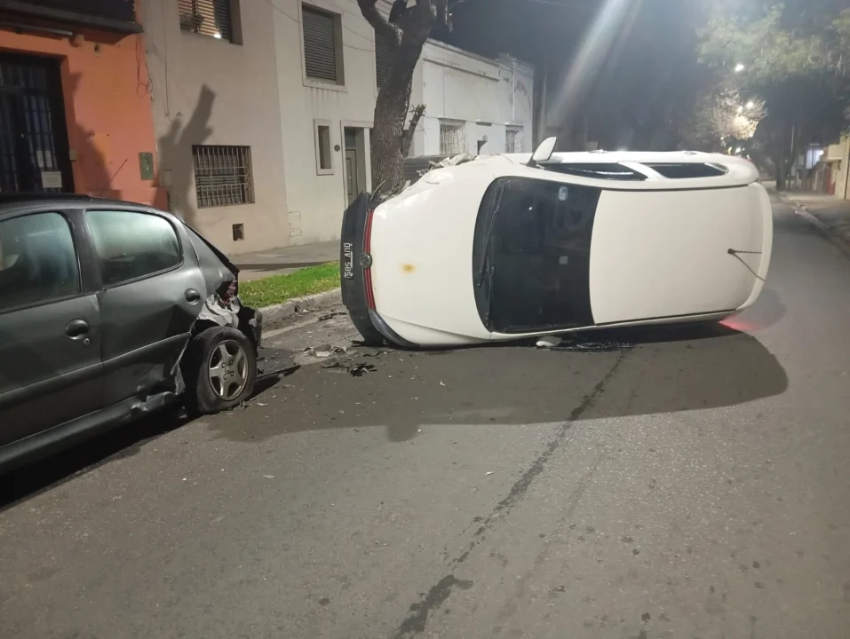Intentó esquivar un perro, chocó un auto estacionado y terminó volcando