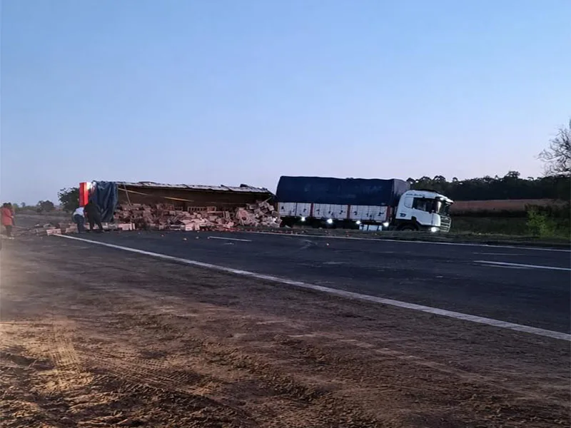 Volcó un acoplado sobre la Ruta 12 y el tránsito permanece totalmente cortado