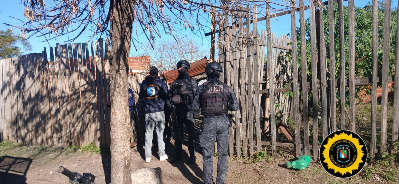 Desbarataron un punto de venta de drogas y detuvieron a una madre y a su hijo