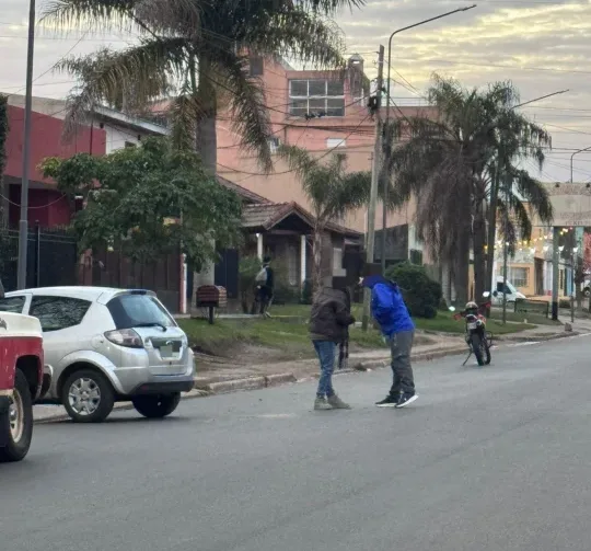 Borracho al volante de una retroexcavadora: chocó siete vehículos y terminó detenido