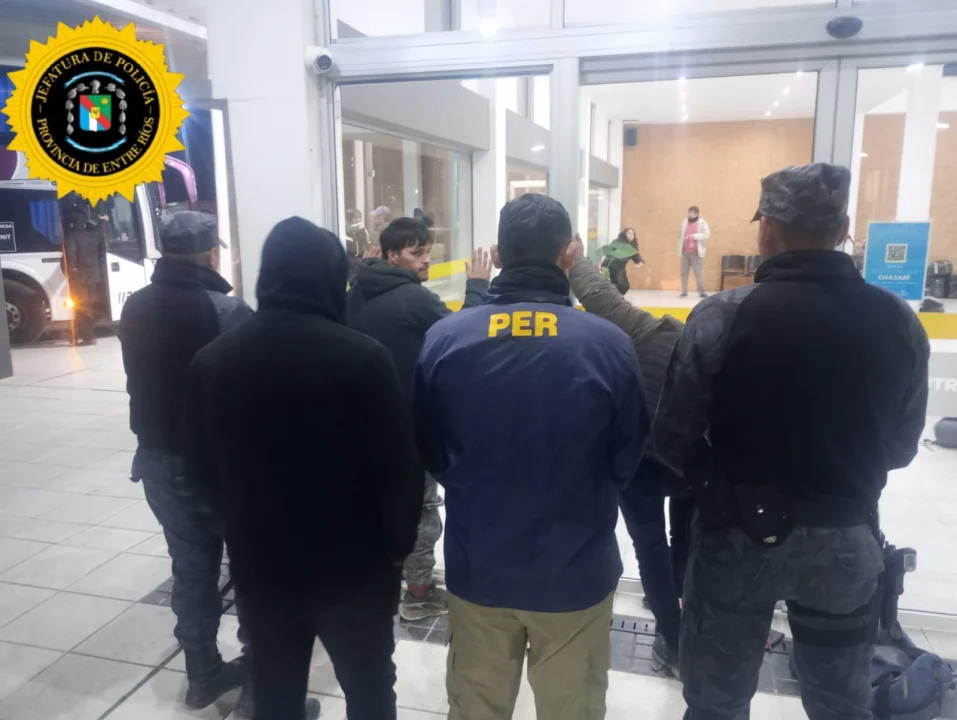 Compraron un celular con una tarjeta ajena y terminaron detenidos en la Terminal