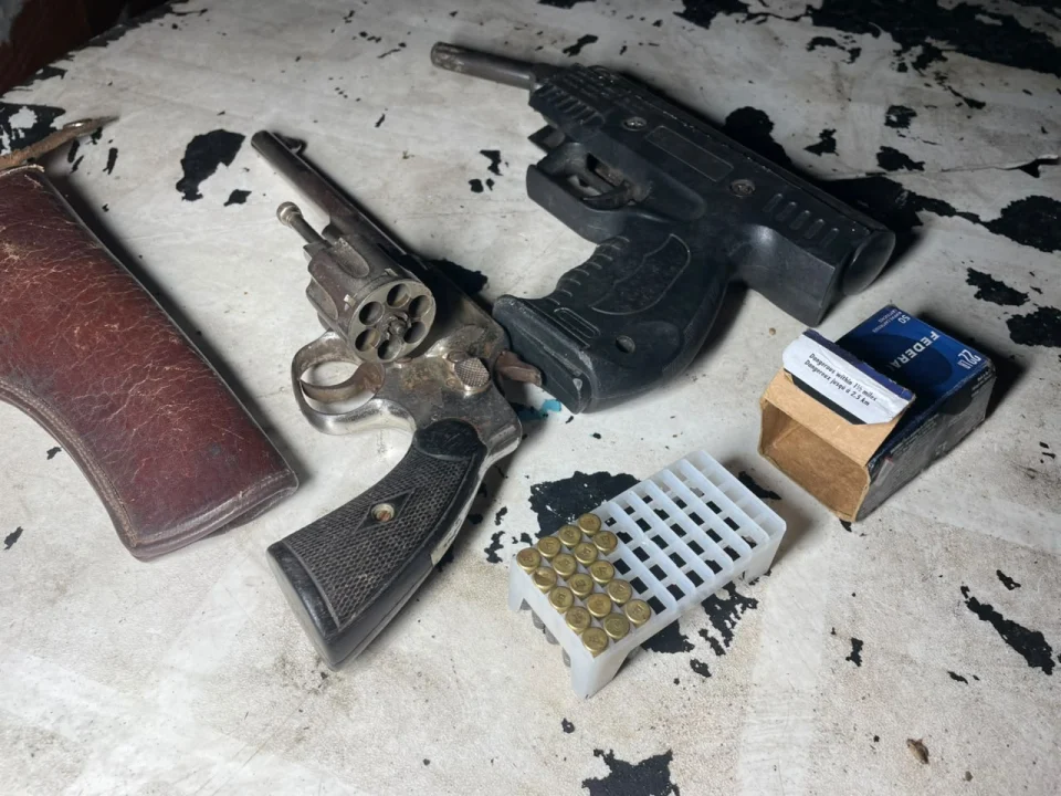 Armas, droga y municiones: dos aprehendidos tras una serie de allanamientos en Concordia