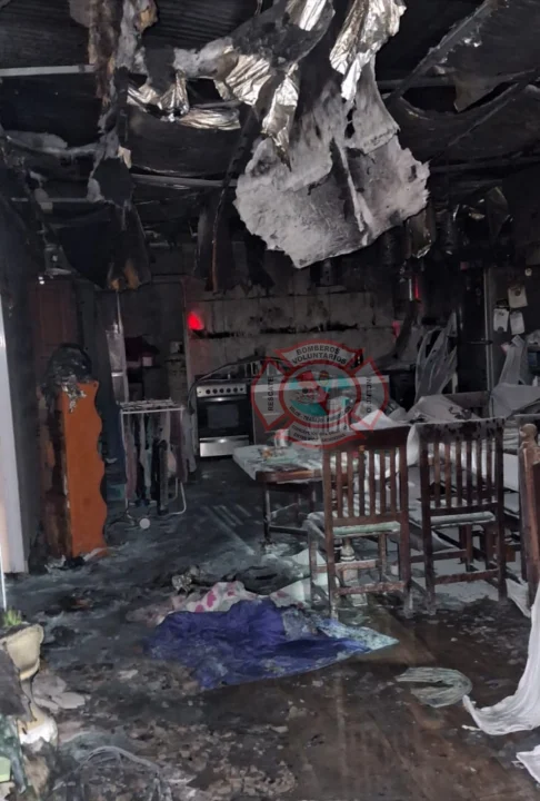 Incendio destruyó parte de una vivienda y bomberos lograron rescatar mascotas atrapadas