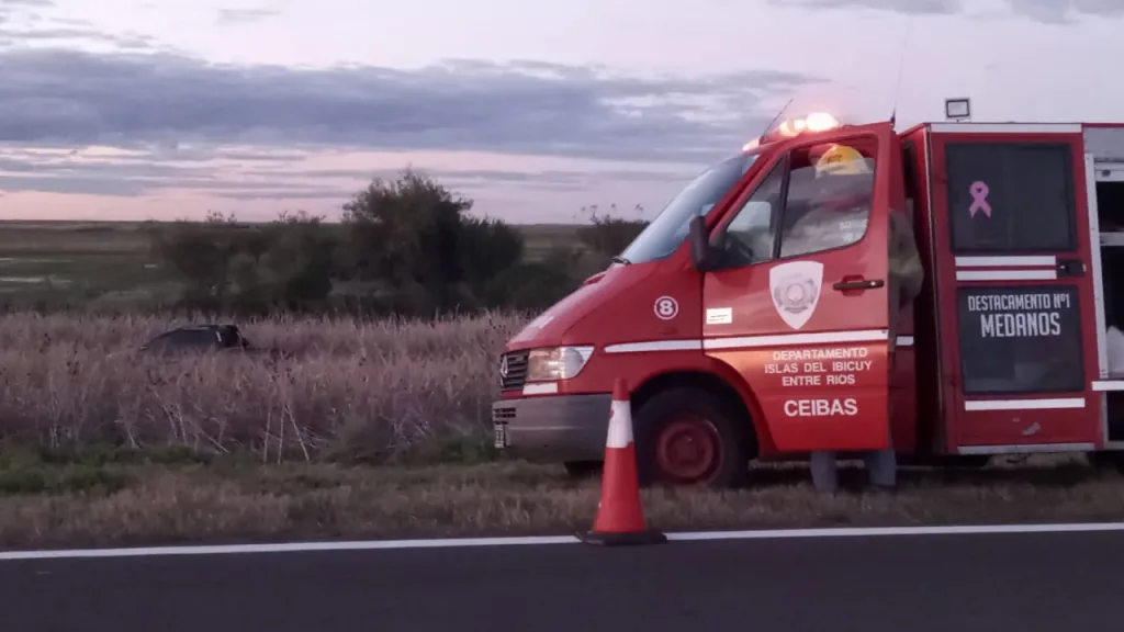 Perdió el control de su camioneta y terminó en un bañado al costado de la ruta