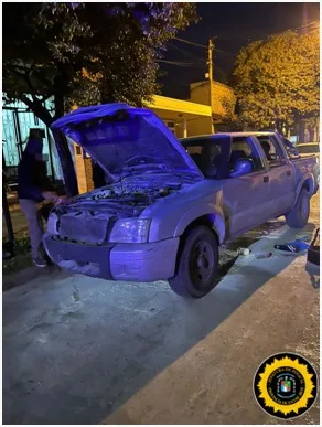 Una camioneta comenzó a incendiarse y la rápida reacción evitó que las llamas la consumieran